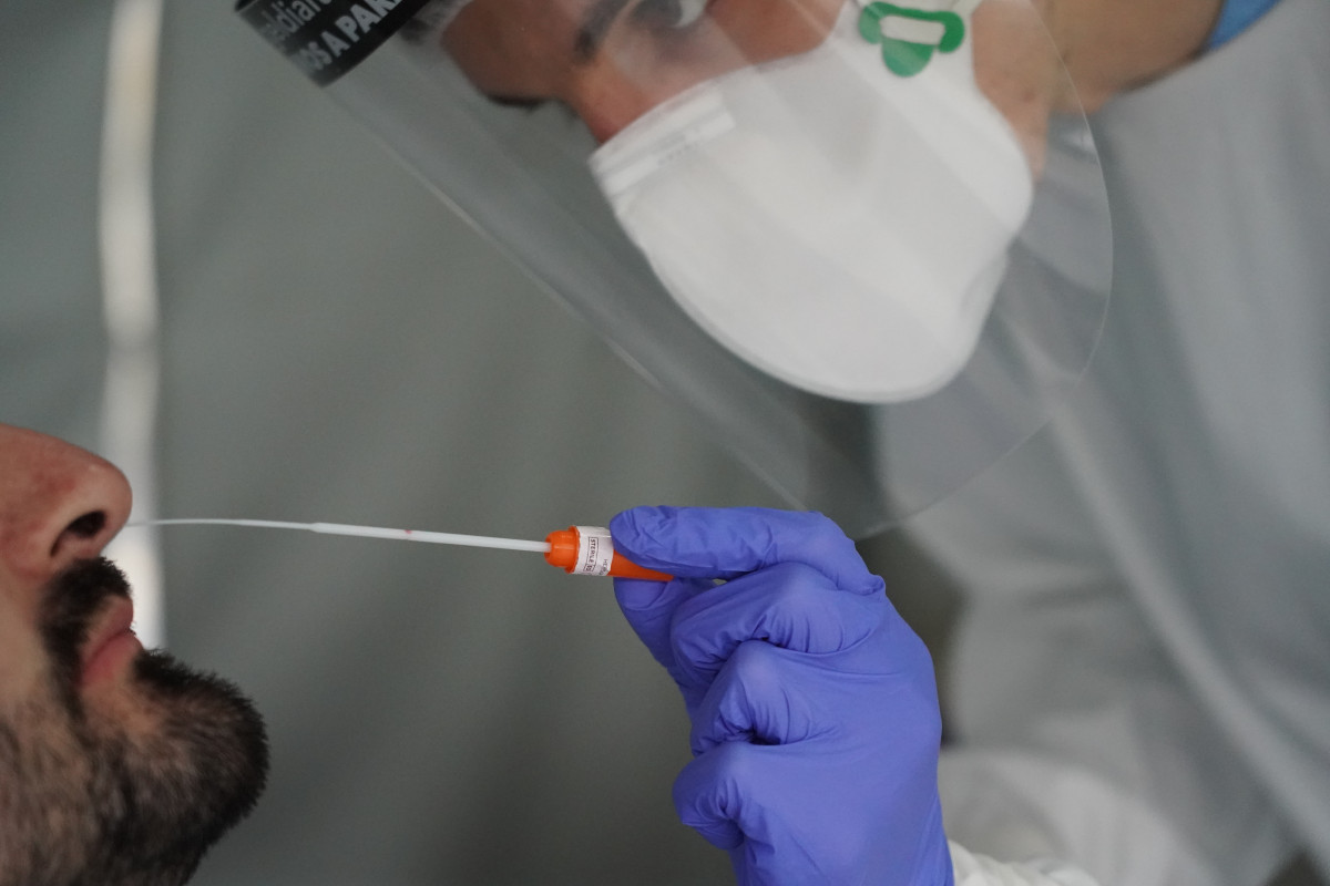 Treballadors sanitaris realitzen test d'Covid-19 a la zona habilitada a l'Hospital de Basurto a Bilbao, d