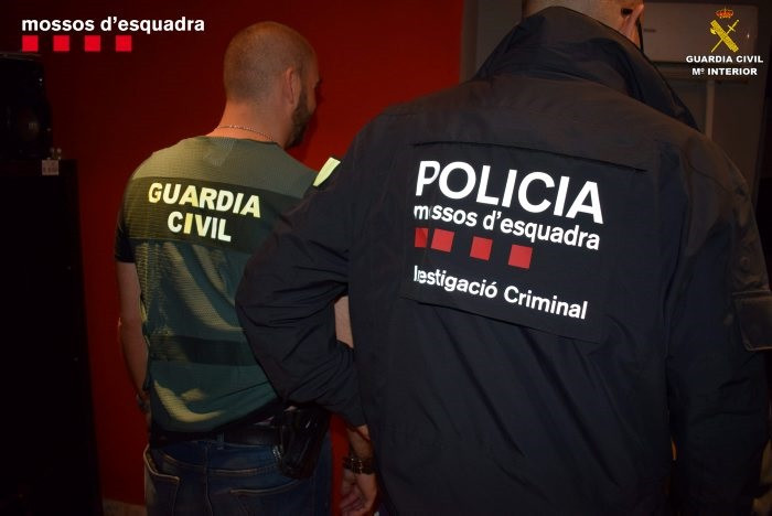Agents de la Guàrdia Civil i a els Mossos d'Esquadra a 'operació (arxiu)