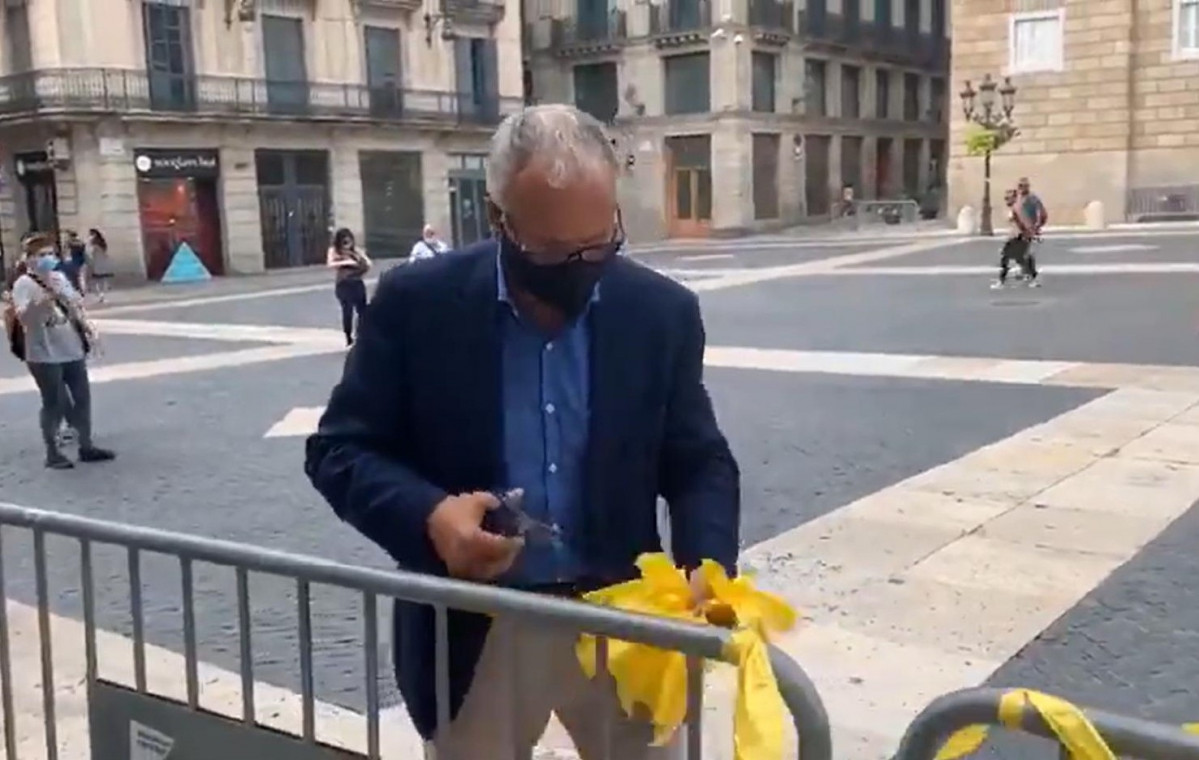 El president de l'PP a l'Ajuntament de Barcelona, Josep Bou, llevant llaços grocs de l'entrada de l'consistori.