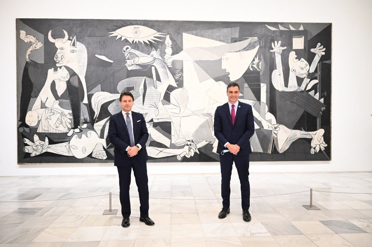 El president de Govern, Pedro Sánchez, ha acompanyat aquest dimecres al seu homòleg italià, Giuseppe Conte, durant una visita a el Museu Reina Sofia de Madrid i li ha mostrat l'emblemàtic quadre de 'El Guernika' de Pablo Picasso.