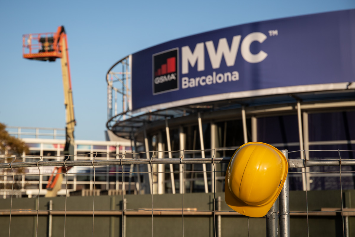 Un casc d'obra penjat en una de les tanques que tanquen el recinte de l'Mobile World Congress (MWC) de Barcelona durant el desmantellament dels estands després de la cancel·lació de la fira per la crisi de l'coronavirus i les anul·lacions d'empreses
