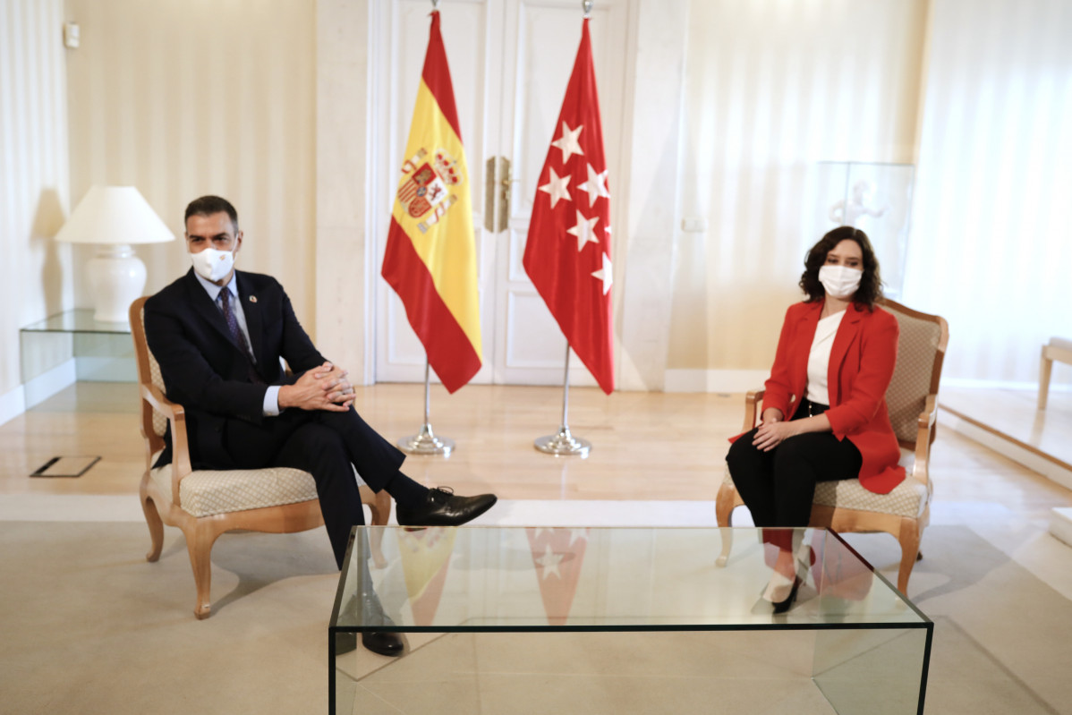 El cap de l'Executiu i la presidenta de la Comunitat de Madrid, Isabel Díaz Ayuso, durant la seva reunió a la seu de la Presidència regional, a Madrid (Espanya)
