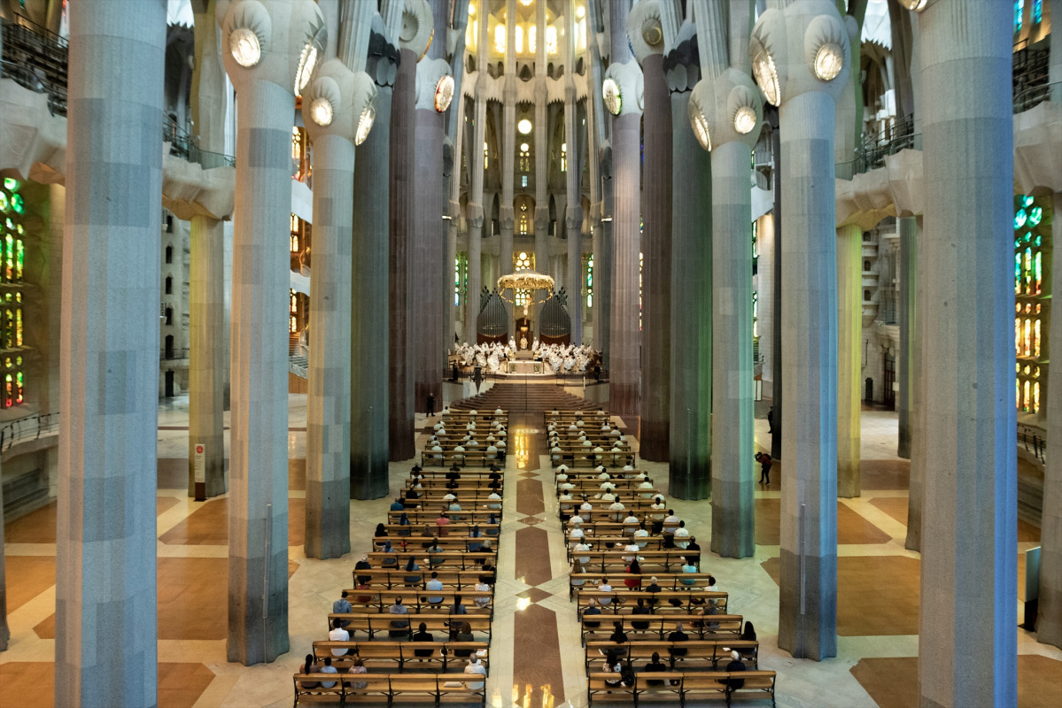 Vista general dels Assistents a a la celebració d'la primera missa a la Sagrada Família des de l'inici de l'Estat d'alarma, oficiada paper cardenal Juan José Omella.