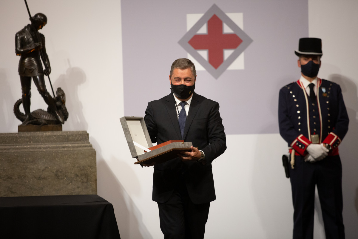 El xef Joan Roca i Fontaner posa amb la Creu de Sant Jordi durant un acte en què el president de la Generalitat, Quim Torra, lliurarà aquesta distinció a 30 persones i 15 entitats