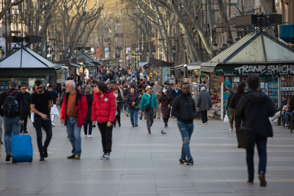 Diverses persones caminen per les Rambles de Barcelona, ciutat en la qual, tot i haver-se reduït, el turisme no ha caigut tant com a Madrid, on els efectes de l'coronavirus han estat més letal