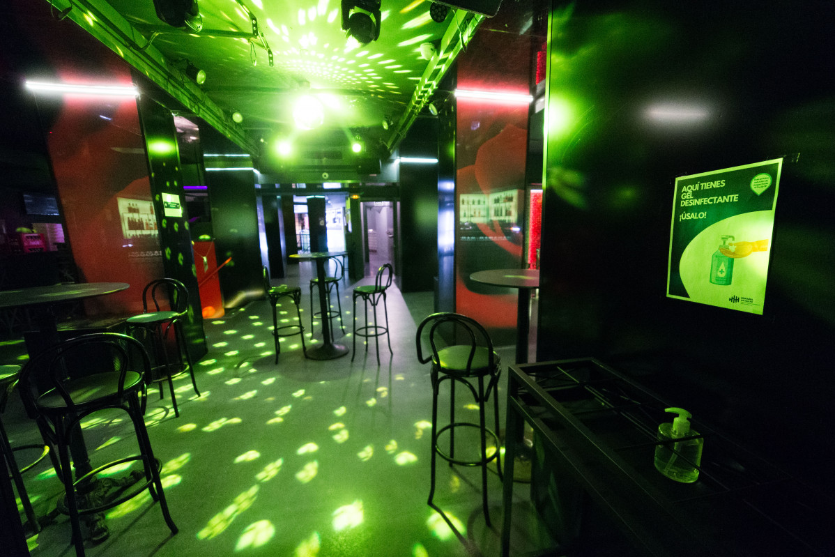 Cadires a la pista de ball d'una discoteca de Madrid