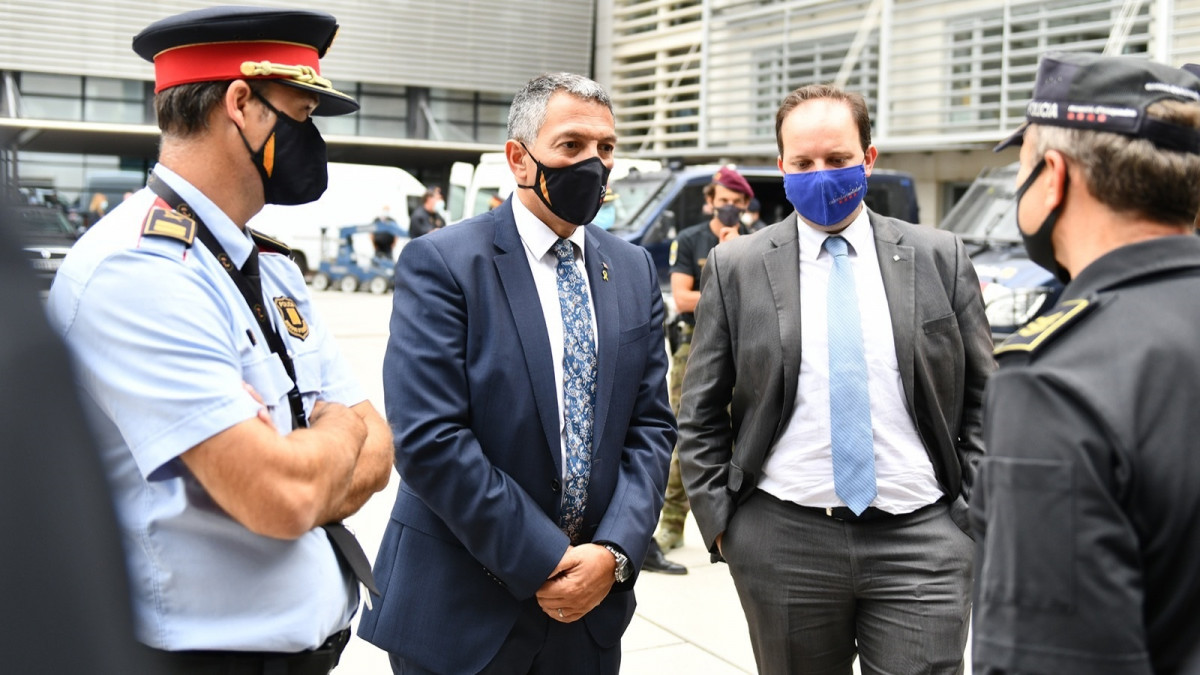 El nou conseller d'Interior, Miquel Sàmper, durant la seva primera visita a el complex central de Mossos a Sabadell (Barcelona), al costat de l'comissari en cap de el cos, Eduard Sallent, i el director general de Mossos, Pere Ferrer. El 8 de setembre de 2020. F