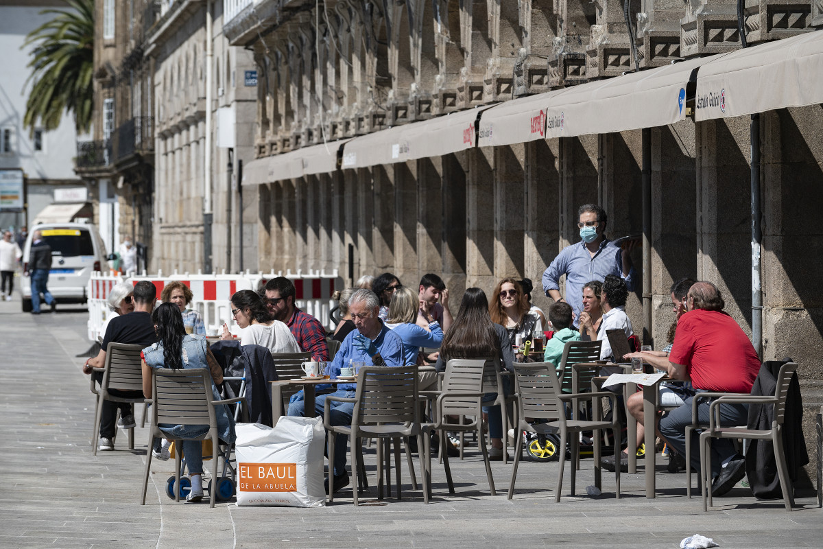 Clients en una terrassa de la capital de La Corunya, el dia que en què la província passa pel costat de la resta de les que componen Galícia -Pontevedra, la Corunya i Orense- a la Fase 1 de el Pla de desescalada establert pel Govern d'Espanya . En aquesta fase,