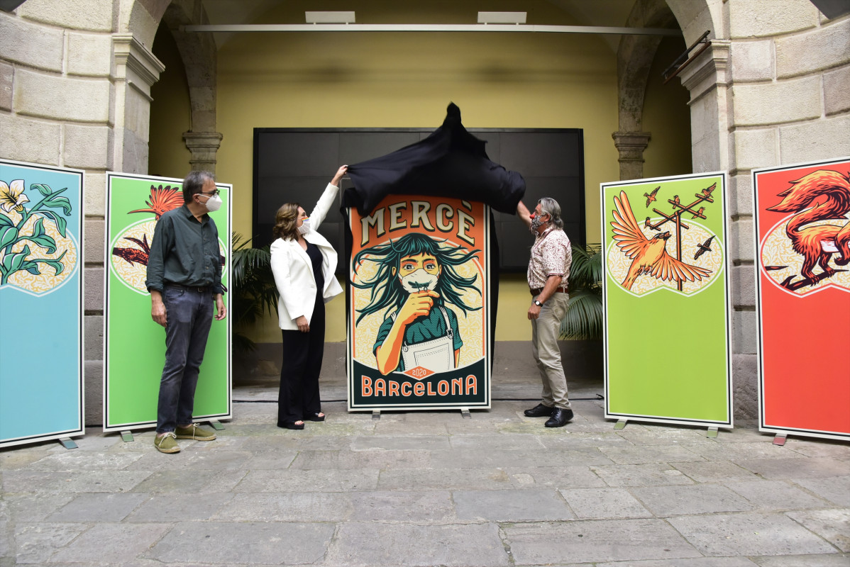 (I-D) El tinent d'alcalde de Cultura de Barcelona, Joan Subirats; l'alcaldessa de Barcelona, Ada Colau; i el còmic Tortell Poltrona, descobreixen el cartell de la Mercè 2020, a Barcelona, Catalunya (Espanya) a 3 de setembre de 2020.