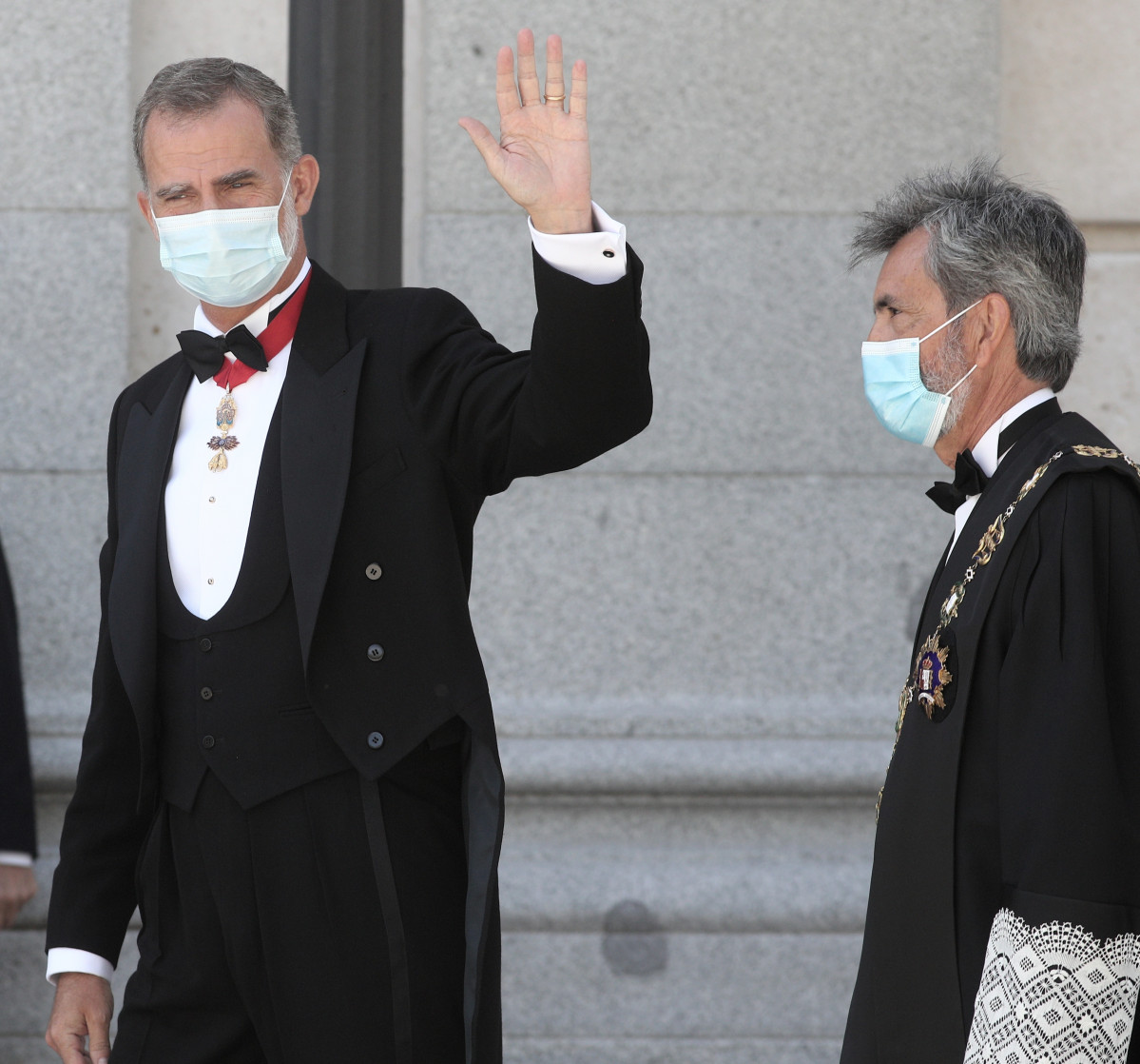 El president de Tribunal Suprem i de l'CGPJ, Carlos Lesmes amb el Rei Felip VI, a l'arribar a el Palau de Justícia per a l'acte d'obertura de l'any judicial 2020/2021.