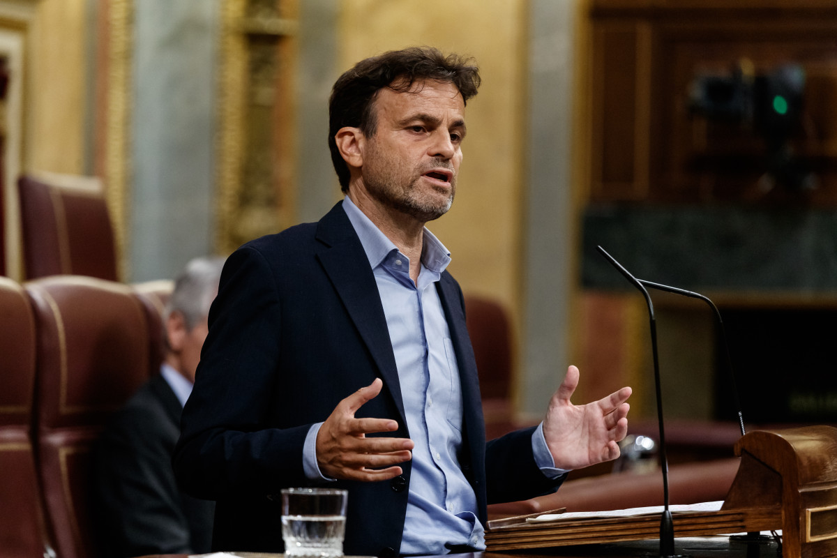 El diputat d'Unides Podem, Jaume Asens, intervé des de la tribuna durant la sessió de Congrés en la qual s'exerceix el control a Govern i es tracta la sisena pròrroga de l'estat d'alarma per la crisi de l'Covid-19. A Madrid, (Espanya), a 3 de jun