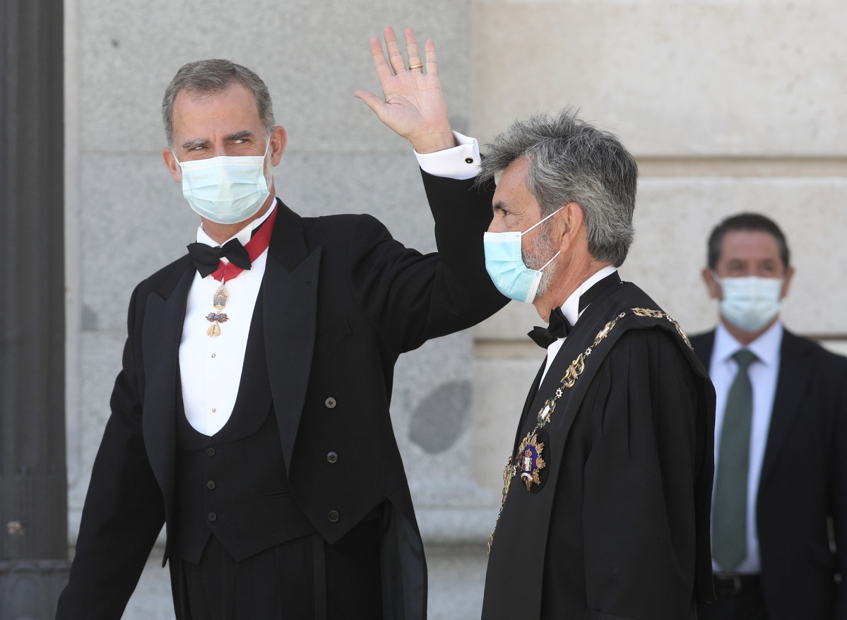 Acompanyat de el president de Tribunal Suprem i de el Consell General de Poder Judicial (CGPJ), Carlos Lesmes (d), el Rei Felip VI, saluda a l'arribar a el Palau de Justícia, a Madrid (Espanya), a 7 de setembre de 2020. (ARXIU)
