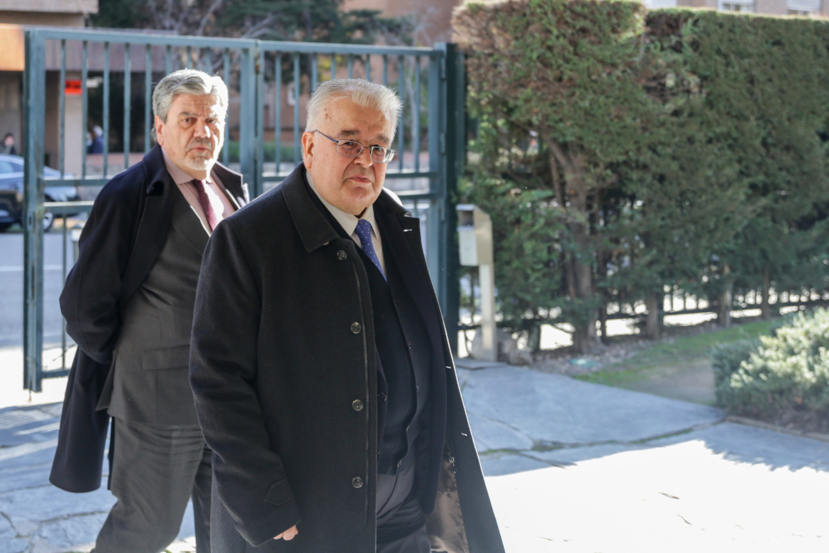 El president de Tribunal Constitucional, Juan José González Rivas (d), a l'arribar a la inauguració de l'Seminari 'Conversa amb la Constitució Espanyola i la seva projecció a Europa', a la seu de TC a Madrid (Espanya) a 19 de febrer de 2020.