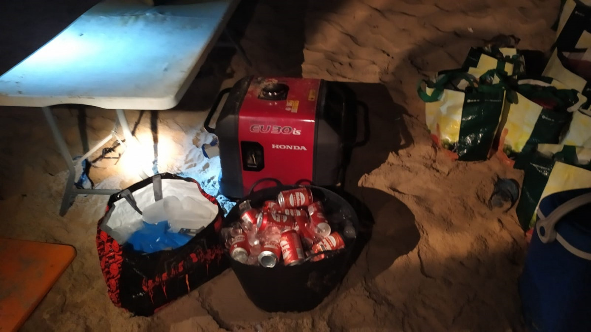 Begudes de l'macrobotellón dispersat en Valdevaqueros