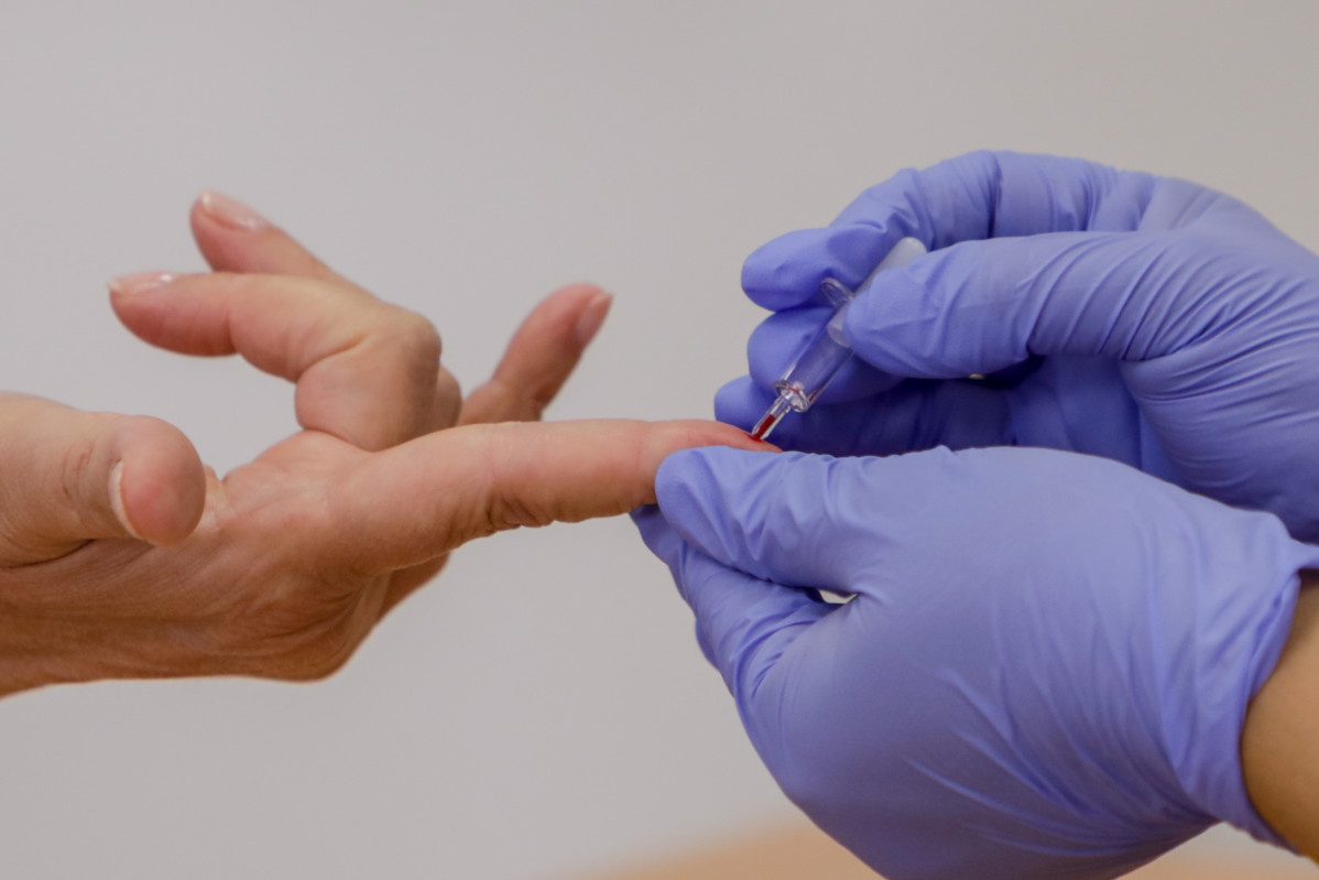 Personal sanitari treu sang a un pacient per realitzar una prova de diagnòstic de coronavirus (Arxiu)