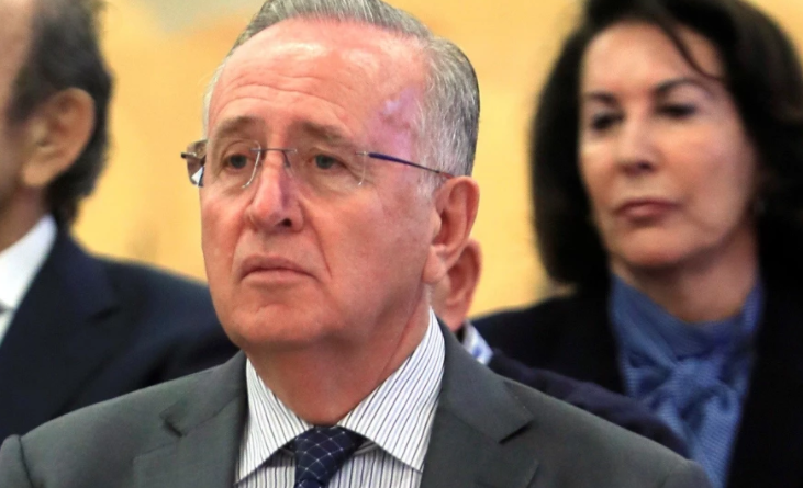 Fernadez de Sousa, expropietari de Pescanova, amb la seva dona darrere, durant un judici