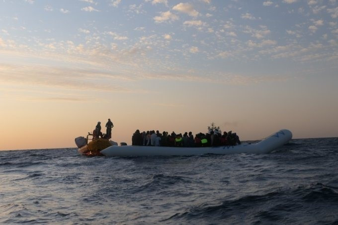 Una embarcació de l'vaixell 'Ocean Viking' rescata una llanxa pneumàtica amb 94 immigrants i refugiats a bord a la mar Mediterrània