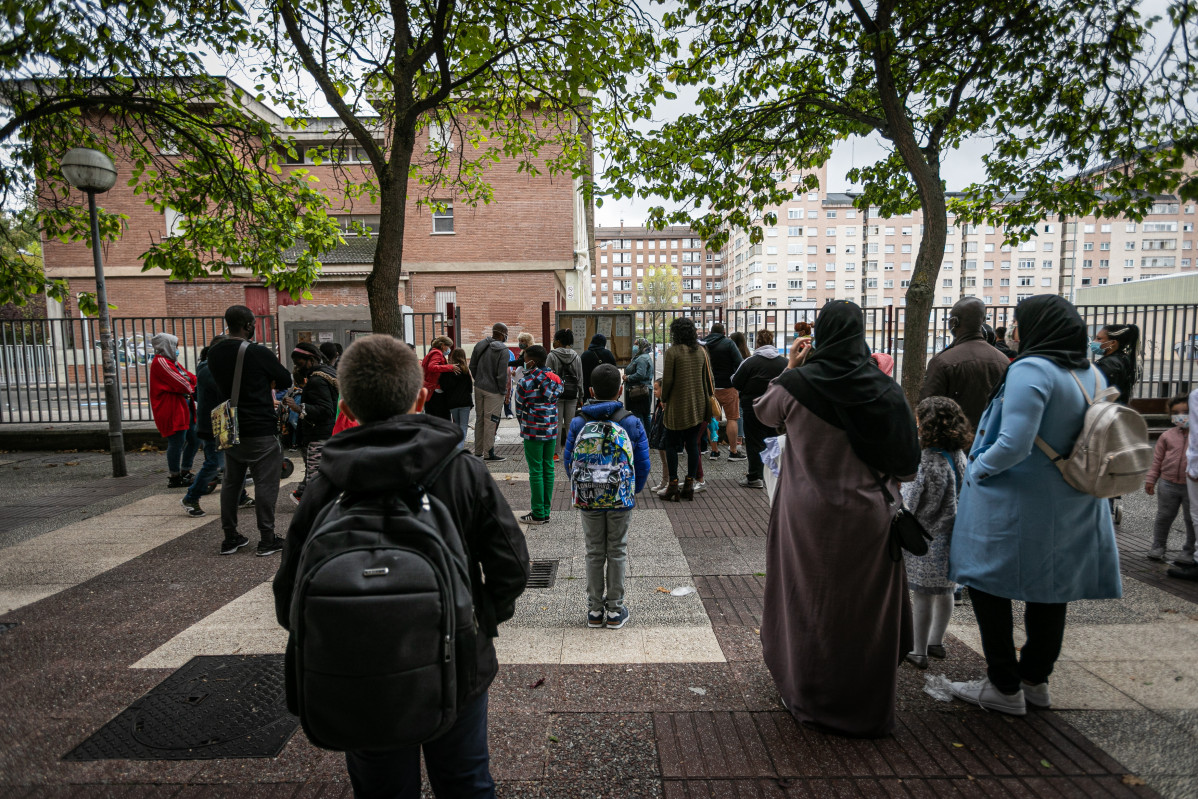 Pares i alumnes a les portes de l'CEIP Pare Orbiso en el primer dia de el curs escolar 2020-2021, a Vitòria-Gasteiz, País Basc