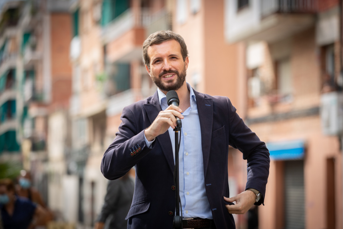 El president de el Partit Popular, Pablo Casado, ofereix declaracions als mitjans de comunicació després de la seva visita a un bloc de pisos afectat per okupacions il·legals, a la Plaça Antonio Machado, Badalona, Barcelona, Catalunya (Espanya), a 17 de septie