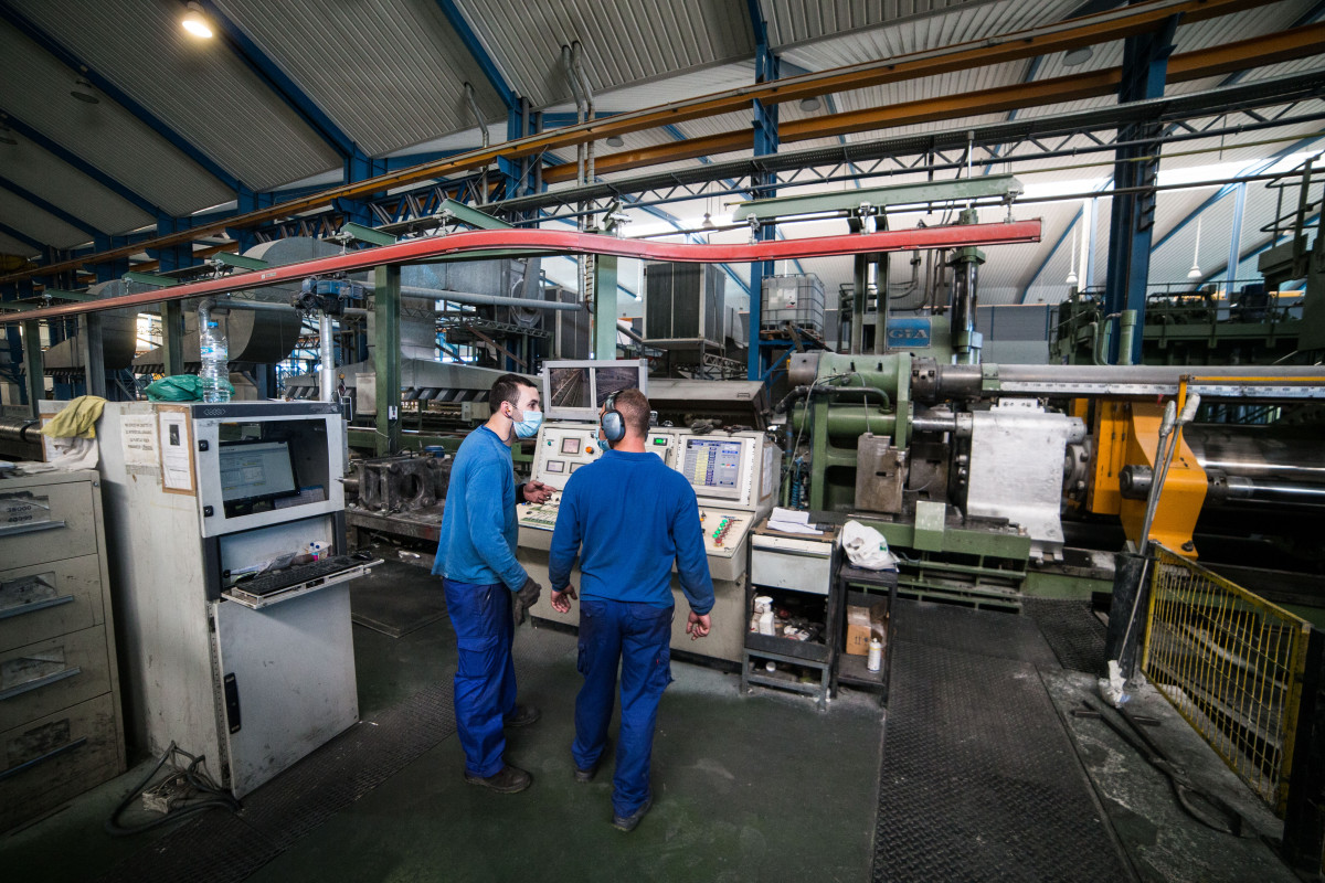 Diversos treballadors durant la seva jornada laboral a l'empresa Extrusió Toledo, innovadora en la fabricació de perfils metàl·lics, que ha creat i patentat un model de separadors en restaurants durant la pandèmia de Covid-19, a Toledo, Castella-La M