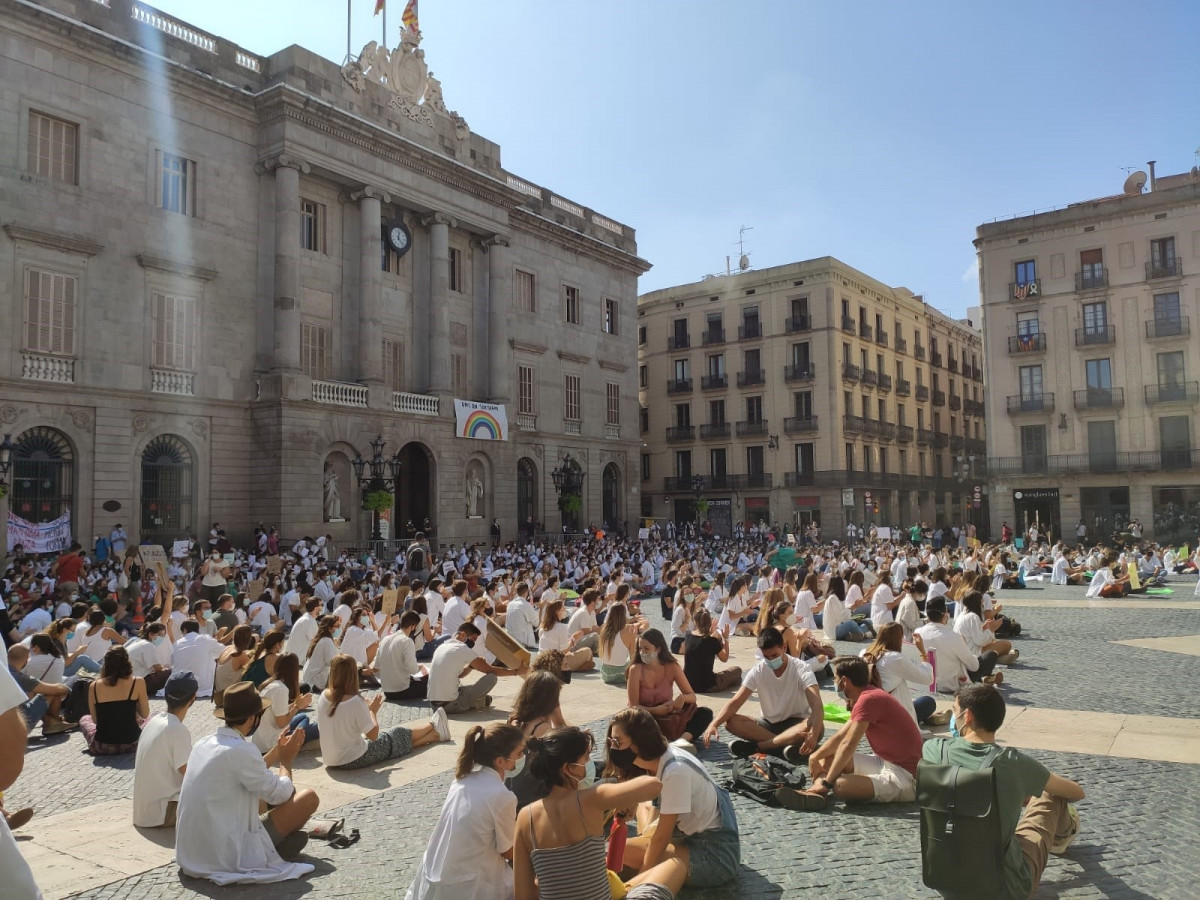 Concentració de Metges Interns Residents (MIR) a la plaça Sant Jaume de Barcelona, el passat 23 de setembre de l'any 2020.