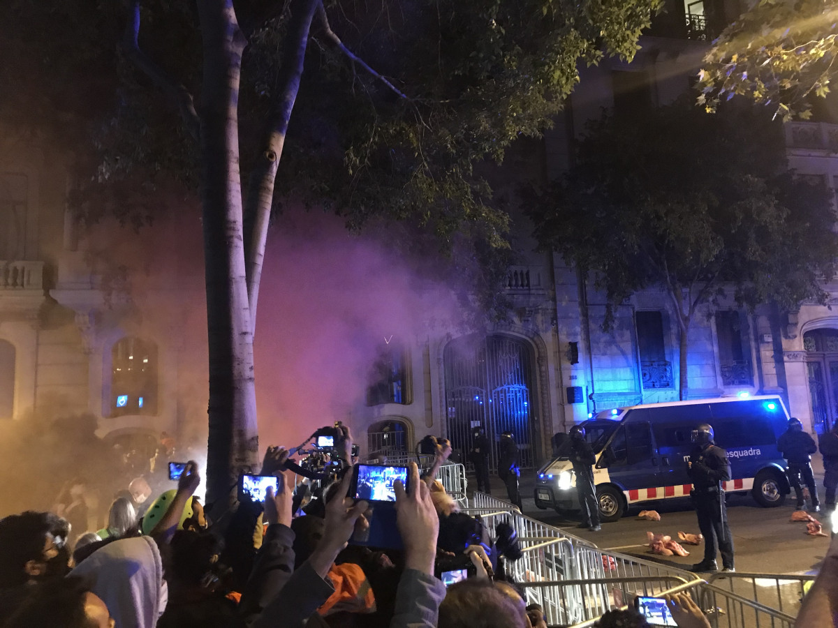 CDR llancen petards a un cordó policial a la protesta a Barcelona després de la inhabilitació de Quim Torra.