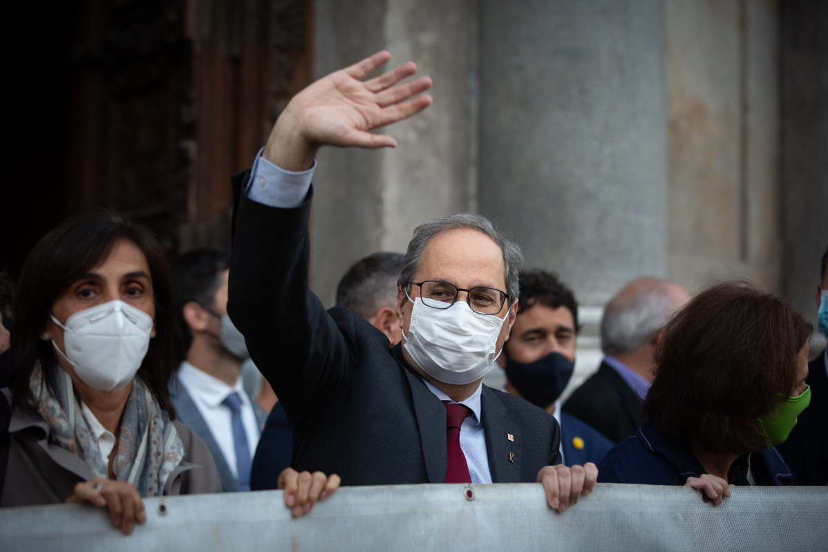El president de la Generalitat, Quim Torra, saluda ALS congregats a plaça Sant Jaume, després de dir Conèixer-se su inhabilitació