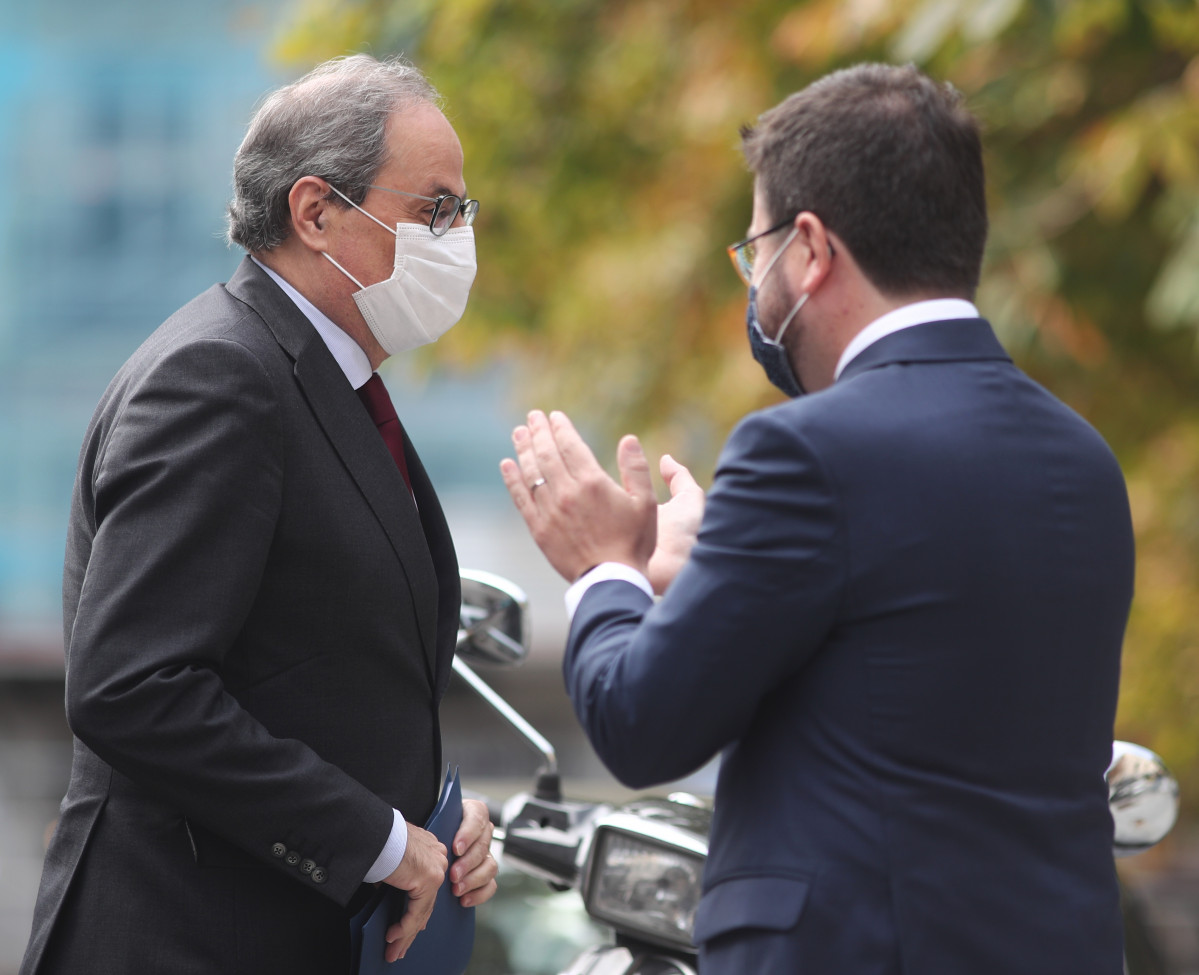 El president de la Generalitat, Quim Torra, és aplaudit pel vicepresident, Pere Aragonès, a l'arribar a l'Tribunal Suprem (TS), a Madrid (Espanya), a 17 de setembre de 2020. Arxiu
