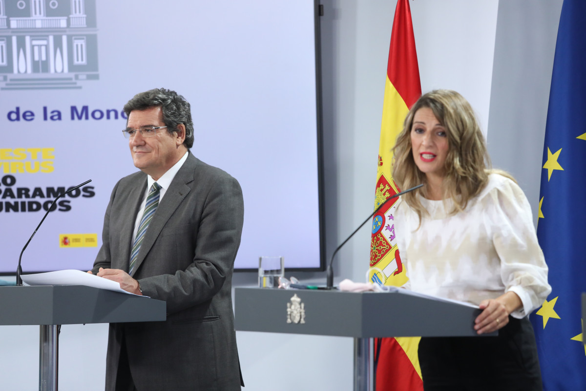 El ministre de Seguretat Social i Migracions, José Luis Escrivá, i la ministra Treball i Economia Social, Yolanda Díaz, compareixen en roda de premsa posterior a Consell de Ministre celebrat a Moncloa, a Madrid (Espanya), a 29 de setembre de 2020.
