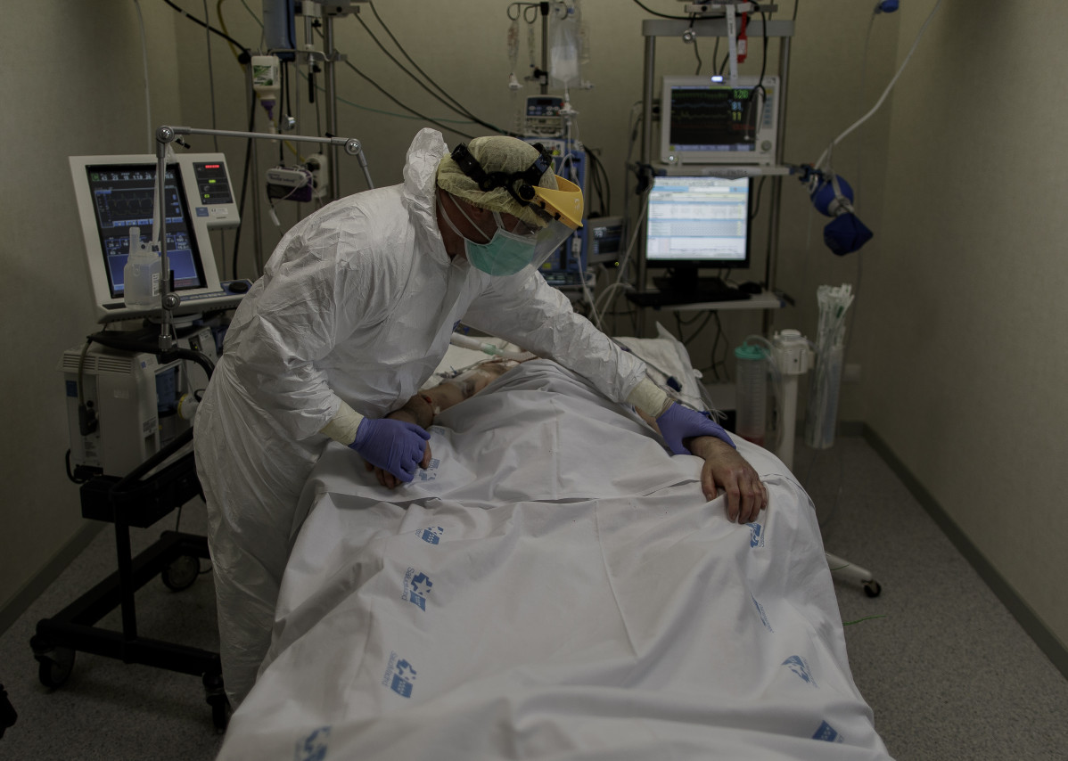 Personal sanitari totalment protegit atén un pacient ingressat a la Unitat de Cures Intensives de l'Hospital Infanta Sofia