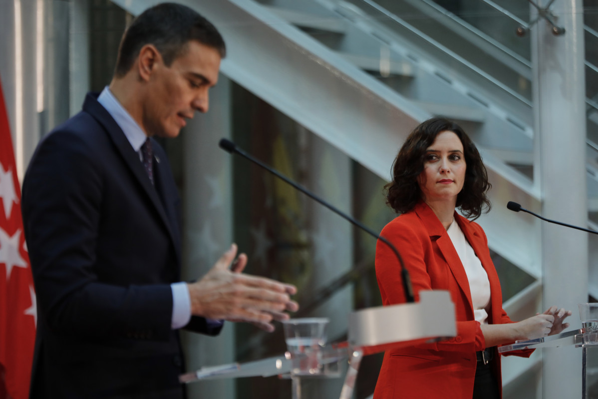 El president de Govern, Pedro Sánchez, i la presidenta de la Comunitat de Madrid, Isabel Díaz Ayuso, ofereixen una roda de premsa després de la reunió a la seu de la Presidència regional, a Madrid (Espanya).