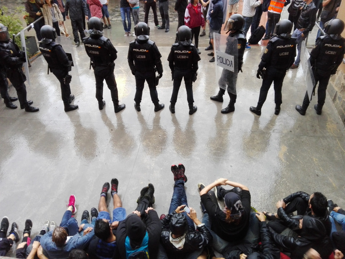 La Policia en un col·legi electoral de Barcelona l'1-O