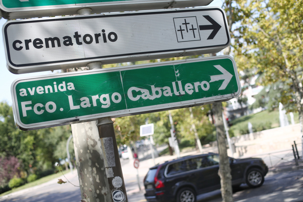 Senyal de la direcció del carrer Largo Caballero, a Madrid