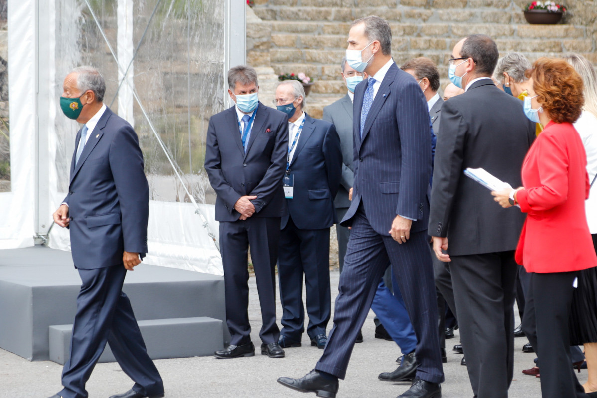 El president de Portugal, Marcelo Rebelo de Sousa (i) i el Rei Felip VI (d) a la seva arribada a l' 'II Fòrum La Toja. Vincle Atlàntic '.