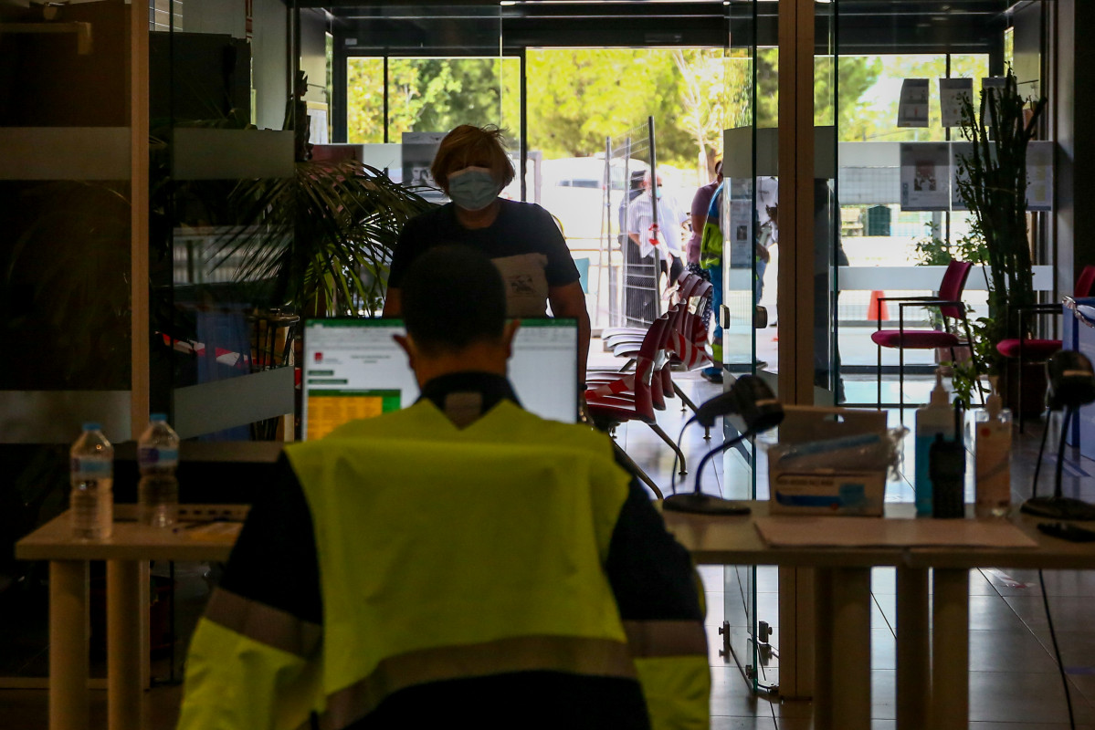 Una dona arriba per realitzar un test d'antígens, al Centre Cultural Lope de Vega, a la Zona Bàsica de Salut (ZBS) de Pont de Vallecas, a Madrid (Espanya), a 1 d'octubre de 2020.