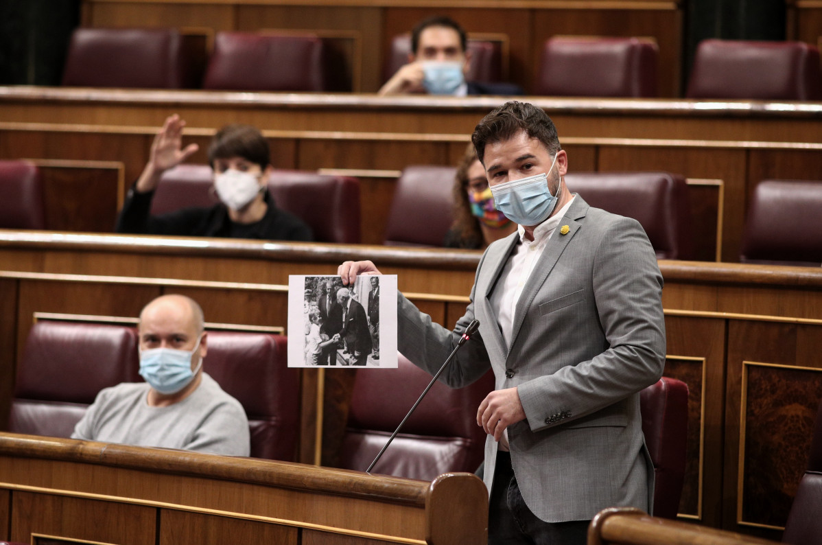 El portaveu parlamentari d'ERC, Gabriel Rufián, mostra una fotografia durant la seva intervenció en una nova sessió de control a el govern al Congrés dels Diputats, a Madrid, (Espanya), el 30 de setembre de 2020.