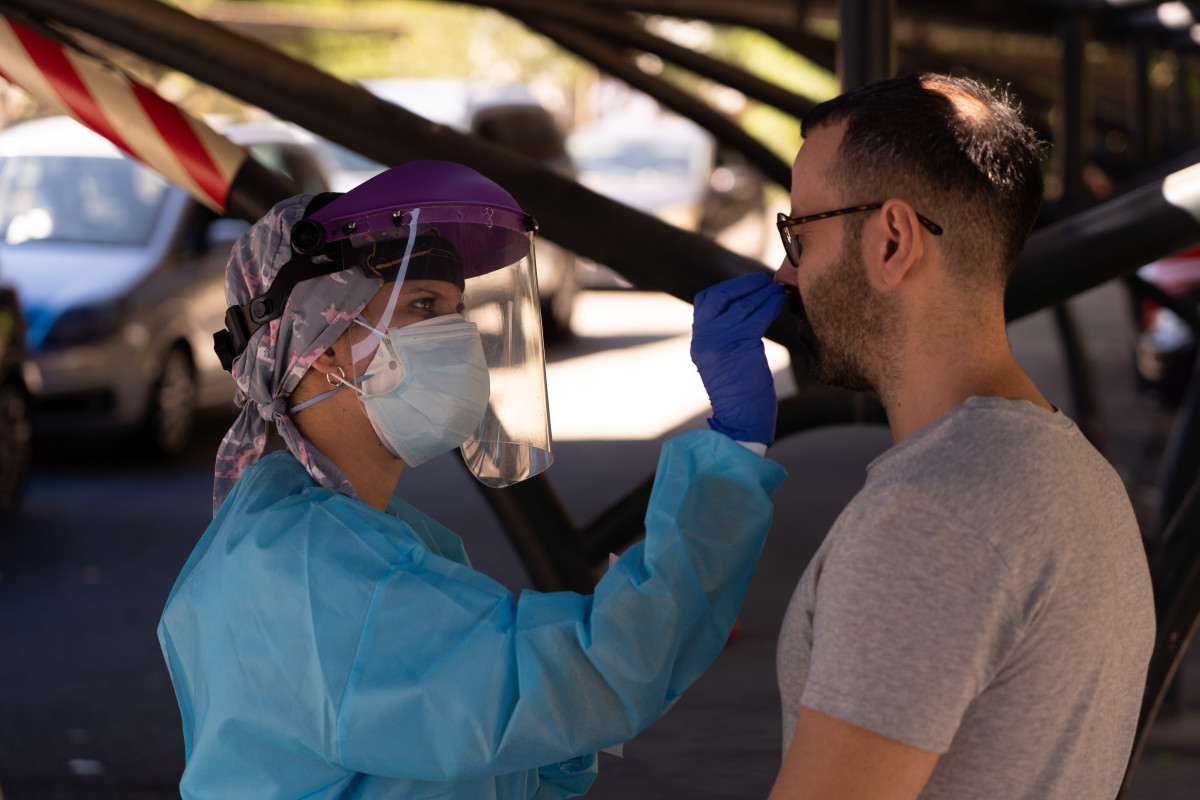 Realització de proves de el test Covid-19 a l'aparcament de l'Hospital Militar de Sevilla.