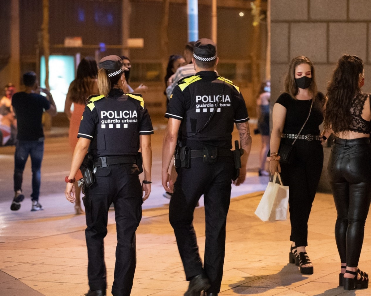 La Guàrdia Urbana controla que no es formin aglomeracions a Barcelona.