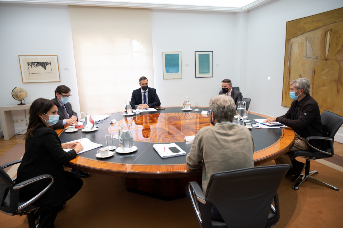 El president de Govern, Pedro Sánchez (3i), presideix la reunió de Comitè de Seguiment de l'coronavirus, a la qual assisteix el ministre de Sanitat, Salvador Illa (2i), al Complex de la Moncloa, Madrid (Espanya), a 29 de setembre de 2020.