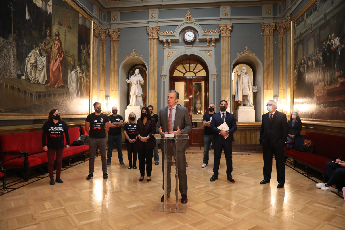 El secretari general de Vox, Javier Ortega Smith, intervé durant la compareixença davant els mitjans abans de presentar la Proposició de Llei Estatut del funcionari de presons al Senat, a Madrid (Espanya), a 6 d'octubre de 2020.
