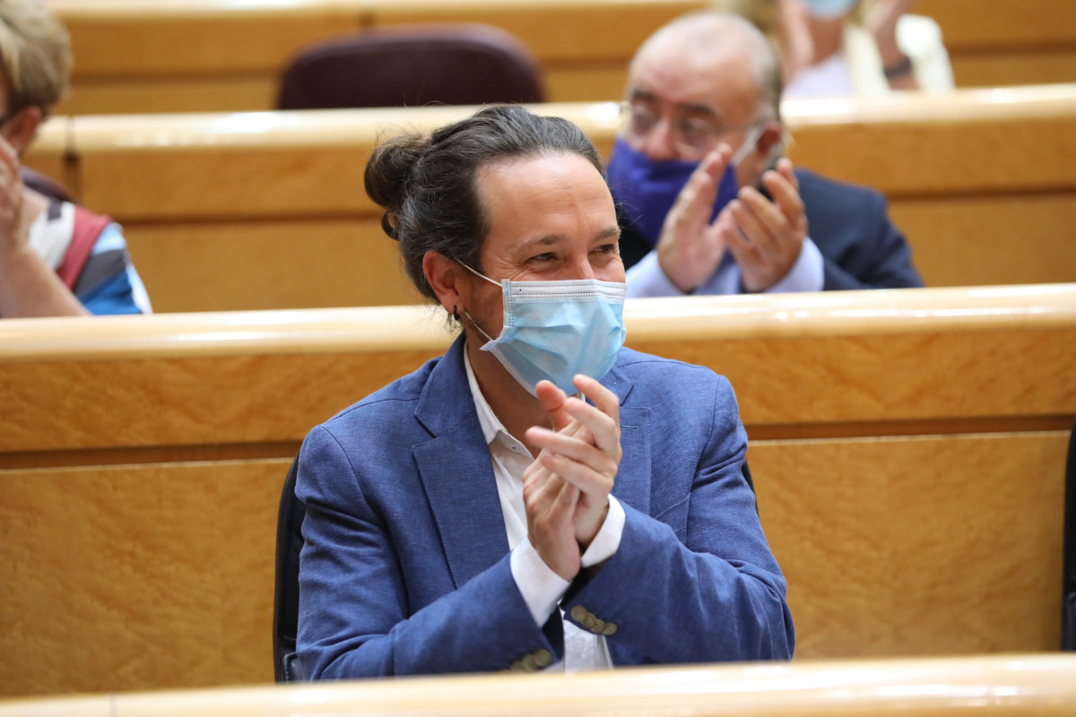 El vicepresident segon i ministre de Drets Socials i Agenda 2030, Pablo Iglesias, aplaudeix durant una sessió de control a Govern al Senat, a Madrid (Espanya), a 22 de setembre de 202