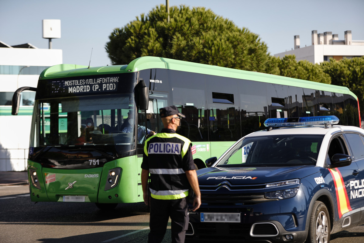 EuropaPress 3362287 agent Policia Nacional control policial carrer mostoles madrid espanya