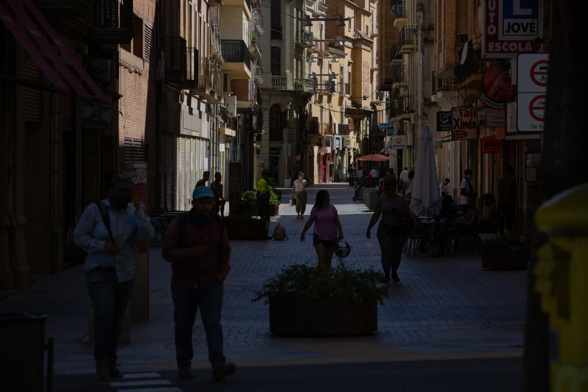 Diverses persones caminen per un carrer de centre de Lleida, Catalunya (España), a 6 de juliol de 2020.