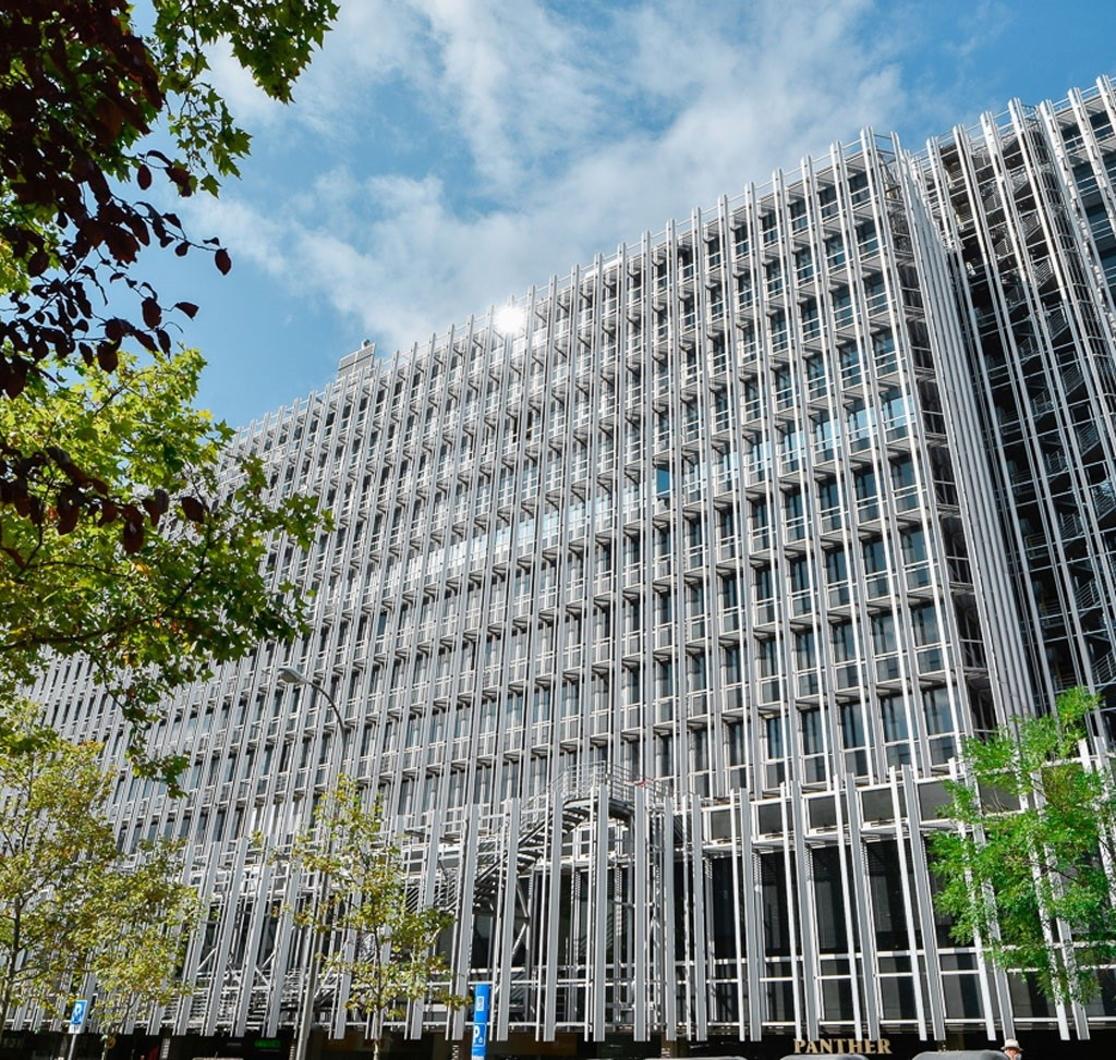 Façana de l'edifici d'oficines Castellana 91 a Azca, Madrid