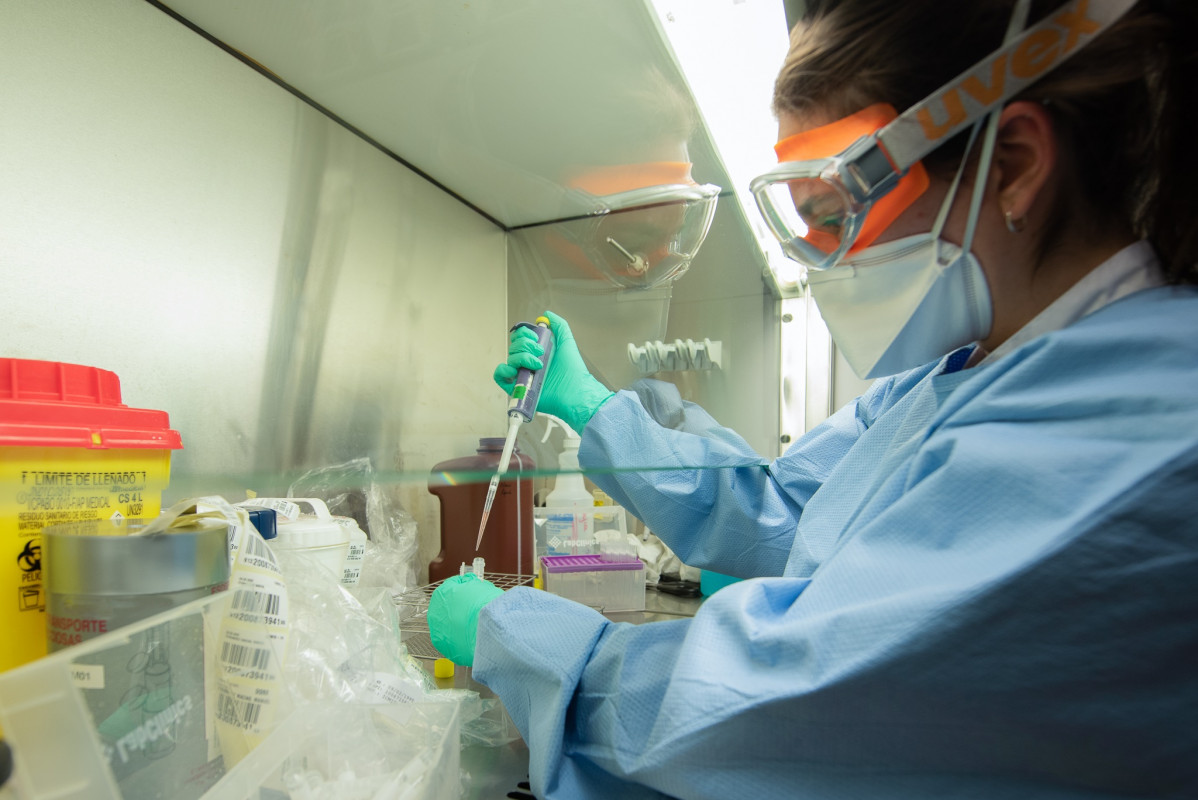 El servei de Virologia de el Servei de Microbiologia de l'Hospital Clínic va ser el primer laboratori de Catalunya a realitzar les proves de coronavirus (Arxiu)