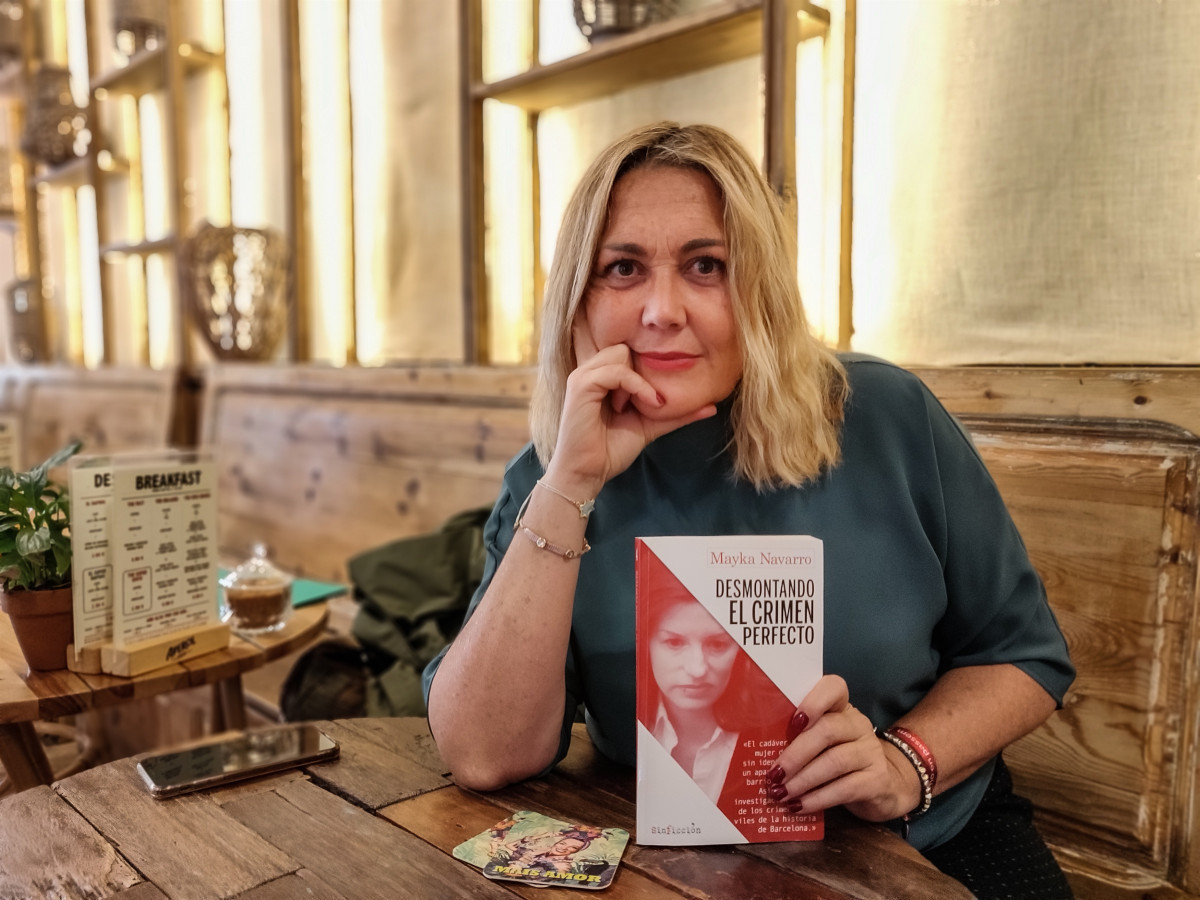 La periodista Mayka Navarro amb el seu primer llibre, 'Desmuntant el crim perfecte' (editorial Alrevés)