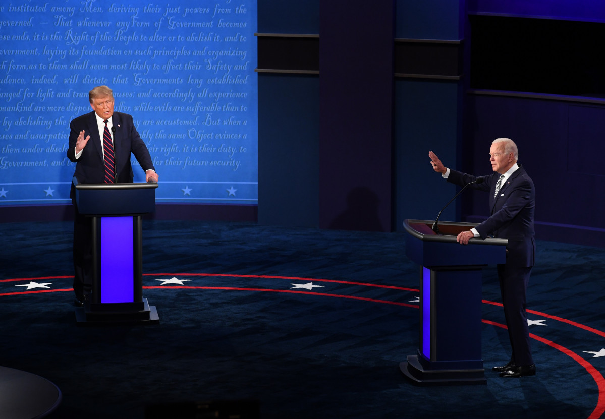 El president Donald Trump i el candidat demòcrata, Joe Biden, es veuen les cares