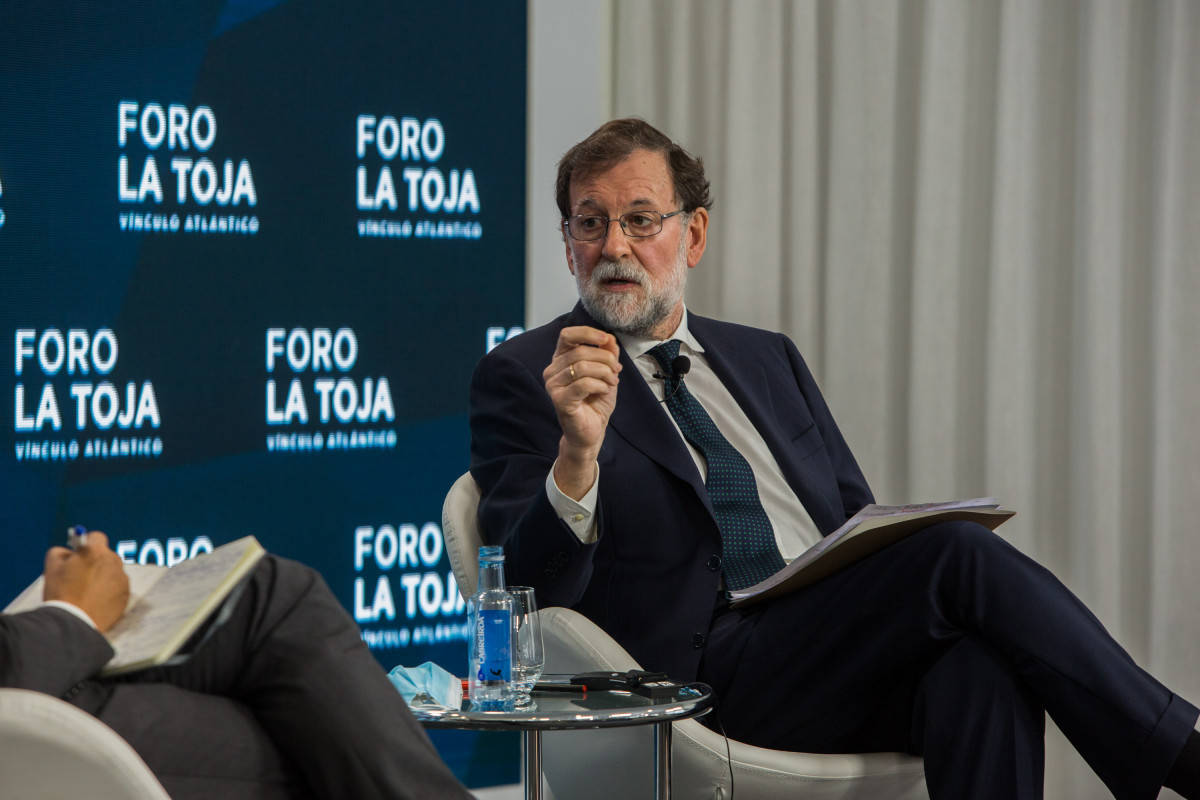L'expresident de Govern, Mariano Rajoy (d), durant la seva intervenció en un debat sobre la resposta d'Europa a la pandèmia durant la segona jornada de l'Fòrum La Toja a l'illa de La Toja, Posa