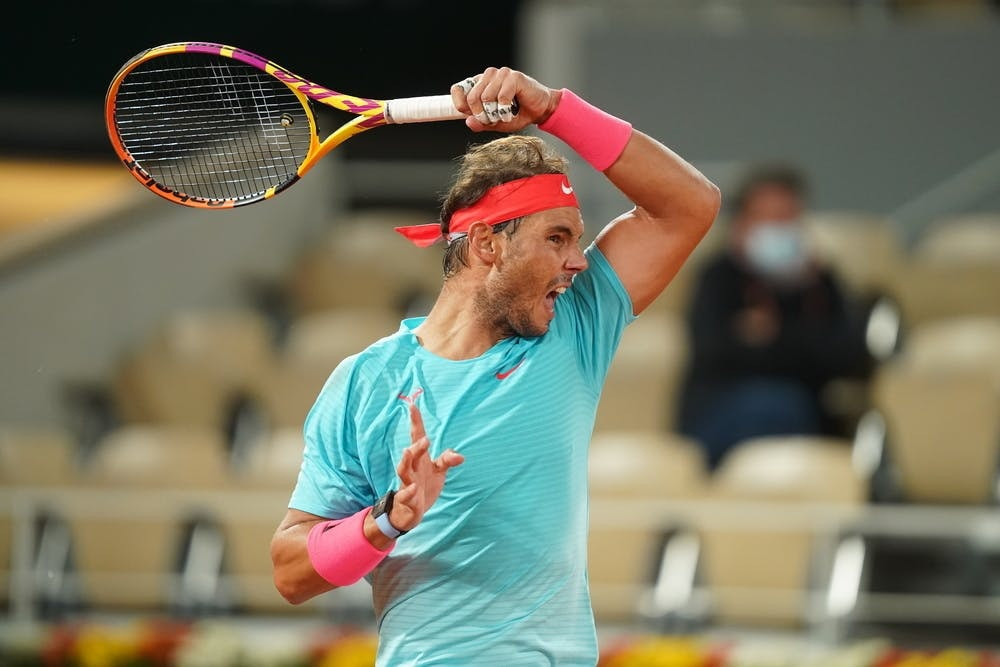 Rafa Nadal colpeja un 'drive' durant el seu partit davant Jannick Sinner als quarts de final de Roland Garros 2020