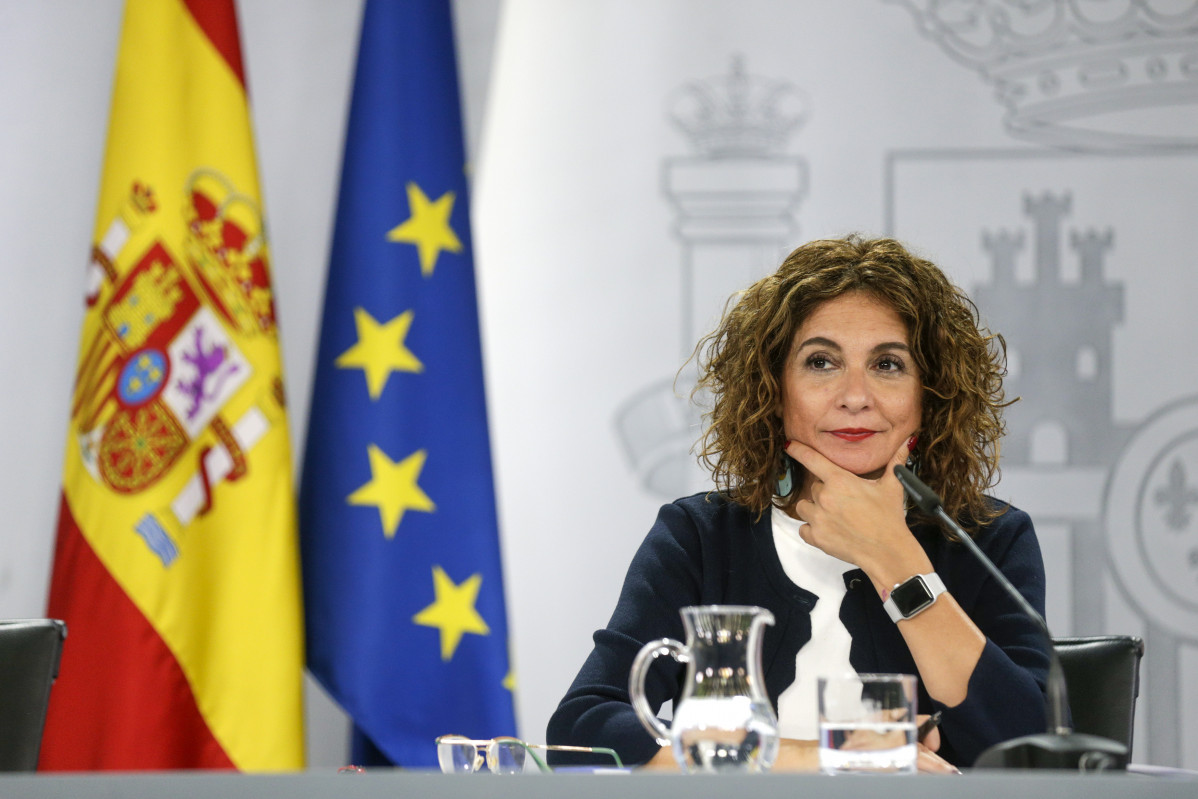 La ministra portaveu i d'Hisenda, María Jesús Montero, compareix en roda de premsa després del Consell de Ministres celebrat a Moncloa, Madrid (Espanya), a 13 d'octubre de 2020.